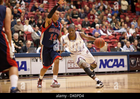 Le 6 janvier, 2011 - Los Angeles, Californie, États-Unis d'Amérique - 06 janvier, 2011 : la LMU Teel Vernon (10) canards sous Stephon Holt (14). Saint Mary's a battu la Loyola Marymount 98-75. (Crédit Image : © Josh Chapelle/ZUMAPRESS.com) Southcreek/mondial Banque D'Images