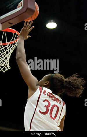 Le 6 janvier 2011 - Stanford, Californie, États-Unis - Nnemkadi Ogwumike avant de Stanford (# 30) obtient le panier. Arizona 87-54 Stanford défait au Pavillon des érables. (Crédit Image : © Kelly L Cox/global/ZUMAPRESS.com) Southcreek Banque D'Images