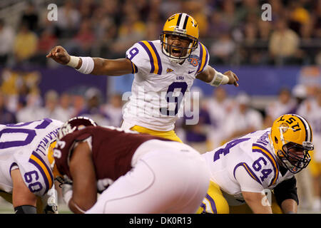 Le 7 janvier, 2011 - Arlington, Texas, United States of America - UB QB Jordan Jefferson(9) appelle une alarme sonore que le # 11 LSU Tigers prendre sur la # 18 Texas A&M Aggies dans l'AT&T 2010 Cotton Bowl à Dallas Cowboys Stadium à Arlington, au Texas. (Crédit Image : © Epicéa Derden/ZUMAPRESS.com) Southcreek/mondial Banque D'Images