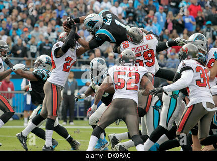 Charlotte, Floride, USA. 1er décembre 2013. DANIEL WALLACE | fois.Carolina Panthers quarterback Cam Newton (1) saute sur le tas en dépit des efforts de Tampa Bay Buccaneers Darrelle Revis évoluait (24) et le secondeur Mason Foster (59) au cours du deuxième trimestre de Bank of America Stadium à Charlotte le Dimanche, Décembre 1, 2013. Crédit : Daniel Wallace/Tampa Bay Times/ZUMAPRESS.com/Alamy Live News Banque D'Images