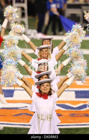 Le 7 janvier, 2011 - Arlington, Texas, United States of America - Rangerettes arborant une routine. Le # 11 LSU Tigers à l'encontre de l'# 18 Texas A&M Aggies 41-24 dans l'AT&T 2010 Cotton Bowl à Dallas Cowboys Stadium à Arlington, au Texas. (Crédit Image : © Anthony Vasser/ZUMAPRESS.com) Southcreek/mondial Banque D'Images