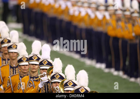 Le 7 janvier, 2011 - Arlington, Texas, United States of America - Marching Band LSU exécuter une routine arborant. Le # 11 LSU Tigers à l'encontre de l'# 18 Texas A&M Aggies 41-24 dans l'AT&T 2010 Cotton Bowl à Dallas Cowboys Stadium à Arlington, au Texas. (Crédit Image : © Anthony Vasser/ZUMAPRESS.com) Southcreek/mondial Banque D'Images