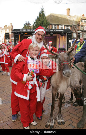 Bromley, Royaume-Uni. 1er décembre 2013. Santa Dash porteur posent avec le renne Bromley High Street avant le passage sur les lumières de Noël. Credit : Keith Larby/Alamy Live News Banque D'Images
