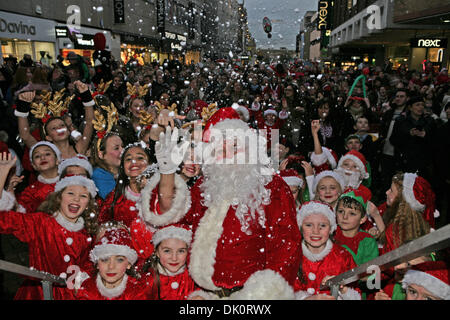 Bromley, Royaume-Uni. 1er décembre 2013. Père Noël avec ses aides dans la neige à Bromley High Street. Credit : Keith Larby/Alamy Live News Banque D'Images