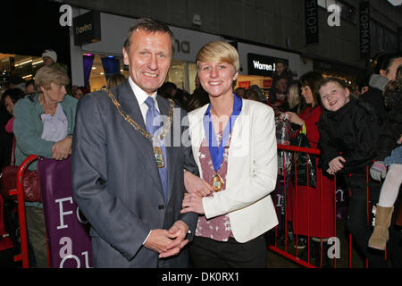 Bromley, Royaume-Uni. 1er décembre 2013. Le maire de Bromley avec sa fille à Bromley High Street avant après la mise sur les lumières de Noël. Credit : Keith Larby/Alamy Live News Banque D'Images
