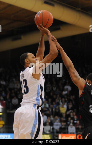 9 janvier 2011 - Villanova, New York, États-Unis - Villanova guard Dominic joue (23) tire une trois pointeur. Dans une bataille d'une paire de haut 25 équipes Villanova Cincinnati mène 39-23 à la mi-temps est un jeu joué dans le Pavillion de Villanova, Mississippi (crédit Image : © Mike Southcreek human life by Sylvester Graham/global/ZUMAPRESS.com) Banque D'Images