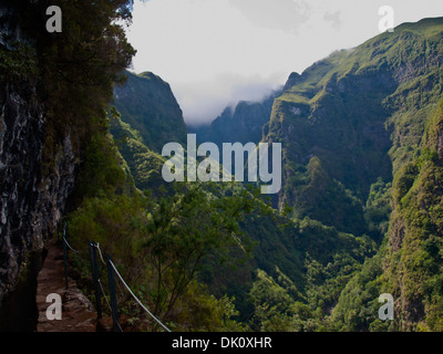 L'intérieur des montagnes de l'île de Madère, vu depuis le sentier de randonnée le long de Caldeirão Verde Levada (voie navigable) Banque D'Images