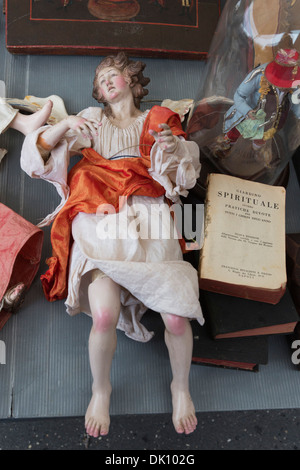 La figure d'un ange en vente au marché aux puces de Porta Portese à Rome, Italie Banque D'Images