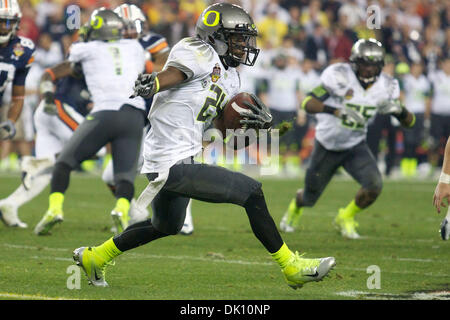 10 janvier 2011 - Glendale, Arizona, États-Unis d'Amérique - Oregon Ducks d'utiliser de nouveau Kenjon Barner # 24 s'exécute en arrière un coup d'envoi de retour, au deuxième trimestre, au cours de la BCS Championship game, entre le n° 2 de l'Oregon et le rang Canards # 1 tigres Auburn classé, à l'University of Phoenix Stadium de Glendale, Arizona. (Crédit Image : © Tony Leon/ZUMAPRESS.com) Southcreek/mondial Banque D'Images