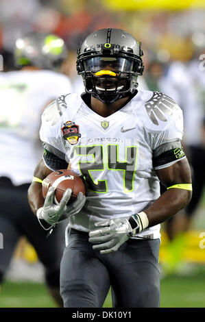 10 janvier 2011 - Glendale, Arizona, États-Unis - Oregon Ducks d'utiliser de nouveau Kenjon Barner (24) au cours de l'action arborant BCS National Championship game, entre le rang # 2 et # 1 Oregon Ducks classé Auburn Tigers, à l'University of Phoenix Stadium de Glendale, Arizona. L'Auburn Tigers à l'encontre de l'Oregon Ducks 22-19. (Crédit Image : © Steven Leija/global/ZUMAPRESS.com) Southcreek Banque D'Images