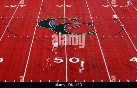 Jan 11, 2011 - New Braunfels, Texas, États-Unis - Hays et Canyon High School varsity joueurs de football en compétition sur le Canyon rouge, récemment rénové, terrain de soccer/football engazonnés mardi, 11 janvier 2011 à New Braunfels, Texas. Domaine du canyon est le deuxième champ rouge jamais installée dans le pays et la première pour une école secondaire. L'autre champ rouge appartient à Eastern Washington University. (Cred Banque D'Images