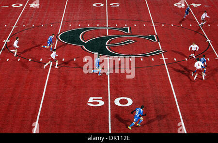 Jan 11, 2011 - New Braunfels, Texas, États-Unis - Hays et Canyon High School varsity joueurs de football en compétition sur le Canyon rouge, récemment rénové, terrain de soccer/football engazonnés mardi, 11 janvier 2011 à New Braunfels, Texas. Domaine du canyon est le deuxième champ rouge jamais installée dans le pays et la première pour une école secondaire. L'autre champ rouge appartient à Eastern Washington University. (Cred Banque D'Images