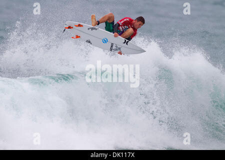 Jan 12, 2011 - Sydney, Australie - MITCH CREWS (Gold Coast, Australie) n'a pas cessé de l'Australie est l'espoir d'un titre mondial junior ASP en vie, devenant le seul surfeur australien à l'avance en quarts de finale du Billabong ASP World Junior Championships à Sydney's North Narrabeen Beach en Australie (crédit Image : © Kirstin Scholtz/ASP/ZUMAPRESS.com)-Images couverts Banque D'Images