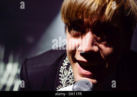 Toronto, Ontario, Canada. 30Th Nov, 2013. Chanteur du groupe de rock suédois 'Les ruches' Howlin' Pelle Almqvist effectue au Centre Air Canada à Toronto. Crédit : Igor/Vidyashev ZUMAPRESS.com/Alamy Live News Banque D'Images