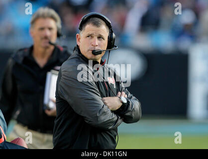 Charlotte, Floride, USA. 1er décembre 2013. DANIEL WALLACE | fois.Tampa Bay Buccaneers l'entraîneur-chef Greg Schiano regarde par-dessus son épaule à la fin du quatrième trimestre, les Buccaneers jouer les Panthers au stade Bank of America à Charlotte le Dimanche, Décembre 1, 2013. Les Panthers ont remporté 27-6. Crédit : Daniel Wallace/Tampa Bay Times/ZUMAPRESS.com/Alamy Live News Banque D'Images