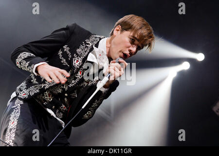 Toronto, Ontario, Canada. 30Th Nov, 2013. Chanteur du groupe de rock suédois 'Les ruches' Howlin' Pelle Almqvist effectue au Centre Air Canada à Toronto. Crédit : Igor/Vidyashev ZUMAPRESS.com/Alamy Live News Banque D'Images