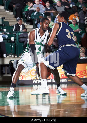 13 janvier 2011 - Denton, Texas, United States of America - Florida International University Panthers avant Dominique Ferguson (33) défend North Texas Mean Green avant George Odufuwa (4) dans le jeu de basket-ball de NCAA entre les Panthers Florida International University et l'University of North Texas Mean Green au Texas du nord,le Super Pit Coliseum, à Denton, Texas. D'UNT Banque D'Images