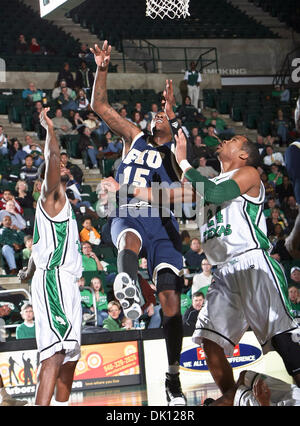 13 janvier 2011 - Denton, Texas, United States of America - Florida International University Panthers avant Eric Fredrick (15) va jusqu'à rebondir avec North Texas Mean Green avant Kedrick Hogans (24) dans le jeu de basket-ball de NCAA entre les Panthers Florida International University et l'University of North Texas Mean Green au Texas du nord,le Super Pit Coliseum, dans d Banque D'Images