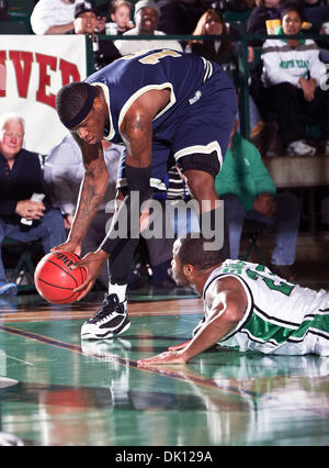 13 janvier 2011 - Denton, Texas, United States of America - Florida International University Panthers avant Eric Fredrick (15) s'empare de la balle lâche de North Texas Mean Green Guard plus courte de Shannon (21) dans le jeu de basket-ball de NCAA entre les Panthers Florida International University et l'University of North Texas Mean Green au Texas du nord,le Super Pit Coliseum, à Denton Banque D'Images