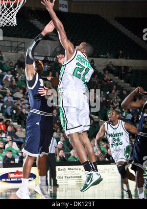 13 janvier 2011 - Denton, Texas, United States of America - North Texas Mean Green Guard Plus court Shannon (21) va pour une reprise de l'avant de la Florida International University Panthers avant Dominique Ferguson (33) dans le jeu de basket-ball de NCAA entre les Panthers Florida International University et l'University of North Texas Mean Green au Texas du nord,le Super Pit Colisée, Banque D'Images