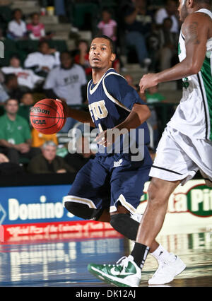 13 janvier 2011 - Denton, Texas, United States of America - Florida International University Panthers guard Antoine Watson (1) entraîne la balle dans la cour de jeu de basket-ball de NCAA entre les Panthers Florida International University et l'University of North Texas Mean Green au Texas du nord,le Super Pit Coliseum, à Denton, Texas. UNT défait CRF 87 à 77 (Crédit Image : © Banque D'Images