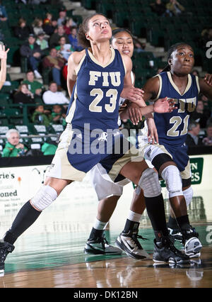 13 janvier 2011 - Denton, Texas, United States of America - Florida International University Panthers avant Répertoire Mansare (23) et l'Université internationale de la Floride avant Panthers Timeyin Oritsesan (21) en action au cours de la NCAA de basket-ball femmes match entre les Panthers Florida International University et l'University of North Texas Mean Green au nord du Texas, le colisée Banque D'Images