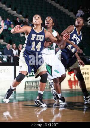 13 janvier 2011 - Denton, Texas, United States of America - Florida International University/avant garde Panthers Rakia Rodgers (14) bloque les North Texas Mean Green Guard Brittney Hudson (5) et l'université Florida International garde Panthers Jérica Coley (22) au sein de la NCAA de basket-ball femmes match entre les Panthers Florida International University et l'Université d'Amérique du Texa Banque D'Images