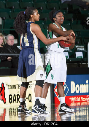 13 janvier 2011 - Denton, Texas, United States of America - Florida International University/avant garde Panthers Rakia Rodgers (14) et North Texas Mean Green Guard Brittney Hudson (5) lutte pour la balle dans le jeu de basket-ball de NCAA Womens entre les Panthers Florida International University et l'University of North Texas Mean Green au Texas du nord,le Super Pit Coliseum, dans Banque D'Images