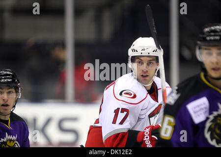 13 janvier 2011 - Charlotte, Caroline du Nord, États-Unis d'Amérique - Charlotte Checkers aile droite Jerome Samson (17) montres l'action. Manchester gagne 6-4 sur Charlotte. (Crédit Image : © Jim Dedmon/ZUMAPRESS.com) Southcreek/mondial Banque D'Images