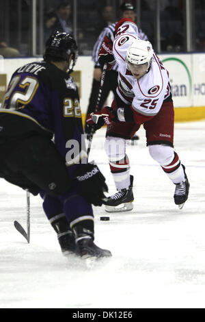 13 janvier 2011 - Charlotte, Caroline du Nord, États-Unis d'Amérique - Charlotte Checkers aile gauche Chris Terry (25) apporte la rondelle sur l'attaque avec Marc-andré Cliche (22), à la défense. Manchester gagne 6-4 sur Charlotte. (Crédit Image : © Jim Dedmon/ZUMAPRESS.com) Southcreek/mondial Banque D'Images