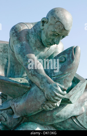 Sculpture en bronze sur Deal pier par John Buck appelé embrassant la mer 1989. Banque D'Images