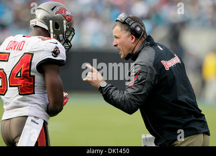 Charlotte, Floride, USA. 1er décembre 2013. DANIEL WALLACE | fois.Tampa Bay Buccaneers l'entraîneur-chef Greg Schiano indique à Lavonte linebacker David (54) comme les Bucs attmpt pour arrêter la Panthers sur quatrième et un près de la fin du deuxième trimestre à la Bank of America Stadium à Charlotte le Dimanche, Décembre 1, 2013. Crédit : Daniel Wallace/Tampa Bay Times/ZUMAPRESS.com/Alamy Live News Banque D'Images