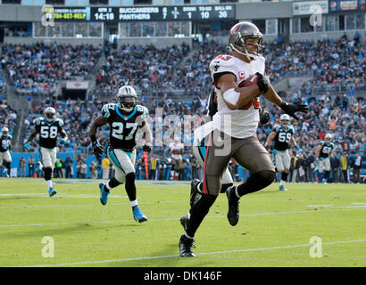 Charlotte, Floride, USA. 1er décembre 2013. DANIEL WALLACE | fois.Tampa Bay Buccaneers receveur Vincent Jackson (83) gains 60 yards sur une passe de quarterback Mike Glennon (8) au cours du deuxième trimestre contre la Panthers au stade Bank of America à Charlotte le Dimanche, Décembre 1, 2013. Crédit : Daniel Wallace/Tampa Bay Times/ZUMAPRESS.com/Alamy Live News Banque D'Images