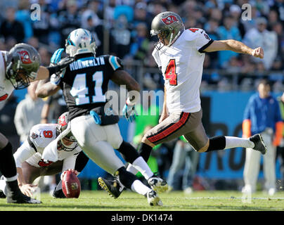 Charlotte, Floride, USA. 1er décembre 2013. DANIEL WALLACE | fois.Tampa Bay Buccaneers' Rian Lindell (4) Un coup 53- Cour partie objectif au cours du premier trimestre par rapport à l'Panthers au stade Bank of America à Charlotte le Dimanche, Décembre 1, 2013. Crédit : Daniel Wallace/Tampa Bay Times/ZUMAPRESS.com/Alamy Live News Banque D'Images