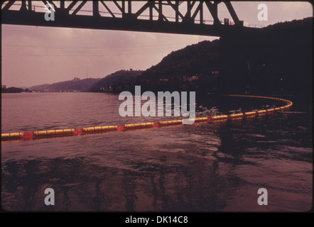 OIL SPILL BOOM PORTÉES PAR LA UNITED STATES COAST GUARD PRÈS DU POINT OÙ LA RIVIÈRE MONONGAHELA ET ALLEGHENY RIVIÈRES... 557236 Banque D'Images