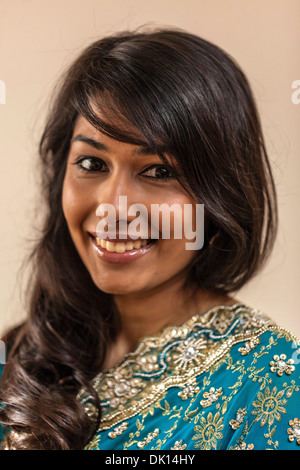 Portrait Portrait d'une belle femme indienne en souriant. Banque D'Images