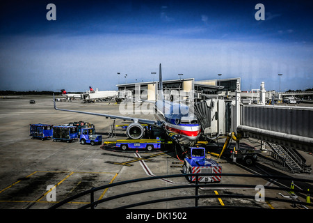 Boeing 737 d'American Airlines en cours d'entretien à l'entrée, prêts pour le départ de l'aéroport de Tampa, FL Banque D'Images