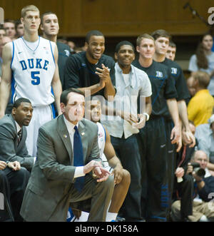 15 janvier 2011 - Durham, Caroline du Nord, États-Unis - Duc l'entraîneur-chef Mike Krzyzewski montres comme duc prend la tête de Virginia. Duc bat Virginie 76-60 à Cameron Indoor Stadium (crédit Image : © Mark Abbott Global/ZUMAPRESS.com)/Southcreek Banque D'Images