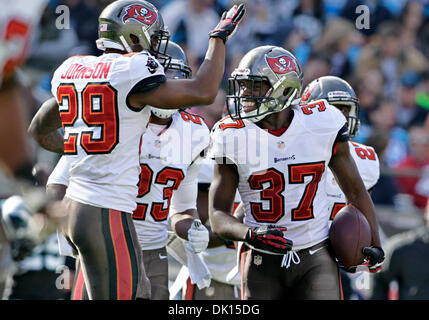 Charlotte, Floride, USA. 1er décembre 2013. DANIEL WALLACE | fois.Tampa Bay Buccaneers coffre Keith Tandy (37) célèbre son premier trimestre interception des Panthers quarterback Cam Newton évoluait avec Leonard Johnson (29) au stade Bank of America à Charlotte le Dimanche, Décembre 1, 2013. Crédit : Daniel Wallace/Tampa Bay Times/ZUMAPRESS.com/Alamy Live News Banque D'Images