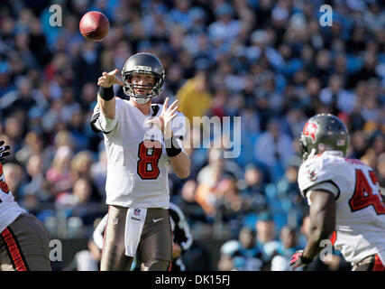 Charlotte, Floride, USA. 1er décembre 2013. DANIEL WALLACE | fois.Tampa Bay Buccaneers quarterback Mike Glennon (8) fait une passe à l'exécution retour Bobby Rainey (43) pour cinq yards au cours du premier trimestre contre les Panthers au stade Bank of America à Charlotte le Dimanche, Décembre 1, 2013. Crédit : Daniel Wallace/Tampa Bay Times/ZUMAPRESS.com/Alamy Live News Banque D'Images