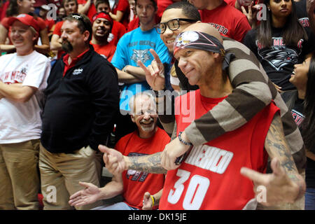 15 janvier 2011 - Albuquerque, New Mexico, United States of America - l'ancien joueur de l'Université de New Mexico Darington Hobson visiter les fans avant le match. Les Aztèques ont montré leur force de battre les Lobos à 87-77 à la fosse à Albuquerque, Nouveau Mexique. (Crédit Image : © Long Nuygen/global/ZUMAPRESS.com) Southcreek Banque D'Images