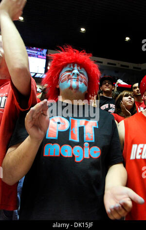 15 janvier 2011 - Albuquerque, New Mexico, United States of America - une université du Nouveau Mexique a son visage peint pour l'Aztec Lobo correspondent. Les Aztèques ont montré leur force de battre les Lobos à 87-77 à la fosse à Albuquerque, Nouveau Mexique. (Crédit Image : © Long Nuygen/global/ZUMAPRESS.com) Southcreek Banque D'Images