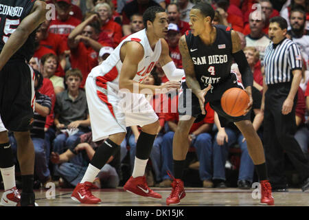 15 janvier 2011 - Albuquerque, Nouveau Mexique, États-Unis d'Amérique - San Diego State University l'avant Malcolm Thomas (# 4) à la recherche d'un coéquipier ouvert. Les Aztèques ont montré leur force de battre les Lobos à 87-77 à la fosse à Albuquerque, Nouveau Mexique. (Crédit Image : © Long Nuygen/global/ZUMAPRESS.com) Southcreek Banque D'Images