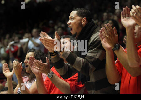 15 janvier 2011 - Albuquerque, New Mexico, United States of America - l'ancien joueur de l'Université de New Mexico Darington cheering pour ses coéquipiers. Les Aztèques ont montré leur force de battre les Lobos à 87-77 à la fosse à Albuquerque, Nouveau Mexique. (Crédit Image : © Long Nuygen/global/ZUMAPRESS.com) Southcreek Banque D'Images