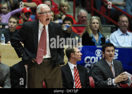 15 janvier 2011 - Albuquerque, Nouveau Mexique, États-Unis d'Amérique - San Diego State University l'entraîneur-chef Steve Fisher crier à ses joueurs pendant la lecture. Les Aztèques ont montré leur force de battre les Lobos à 87-77 à la fosse à Albuquerque, Nouveau Mexique. (Crédit Image : © Long Nuygen/global/ZUMAPRESS.com) Southcreek Banque D'Images