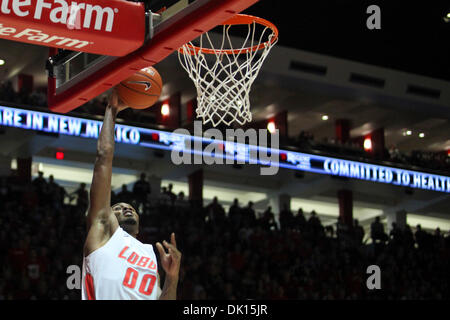 15 janvier 2011 - Albuquerque, New Mexico, United States of America - Université du Nouveau Mexique l'avant A.J. Hardeman (# 00) atteint jusqu'à deux points. Les Aztèques ont montré leur force de battre les Lobos à 87-77 à la fosse à Albuquerque, Nouveau Mexique. (Crédit Image : © Long Nuygen/global/ZUMAPRESS.com) Southcreek Banque D'Images