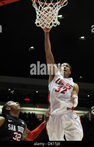 15 janvier 2011 - Albuquerque, New Mexico, United States of America - Université du Nouveau Mexique Centre a attiré Gordon (# 32) va dans une seule main pour un dunk. Les Aztèques ont montré leur force de battre les Lobos à 87-77 à la fosse à Albuquerque, Nouveau Mexique. (Crédit Image : © Long Nuygen/global/ZUMAPRESS.com) Southcreek Banque D'Images