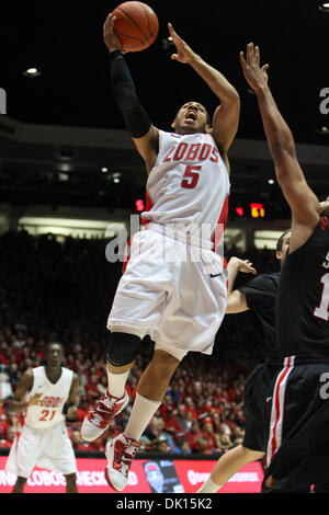 15 janvier 2011 - Albuquerque, New Mexico, United States of America - Université du Nouveau Mexique guard Gary Dariese (# 5) entraîne la balle jusqu'à la jante pour deux points. Les Aztèques ont montré leur force de battre les Lobos à 87-77 à la fosse à Albuquerque, Nouveau Mexique. (Crédit Image : © Long Nuygen/global/ZUMAPRESS.com) Southcreek Banque D'Images