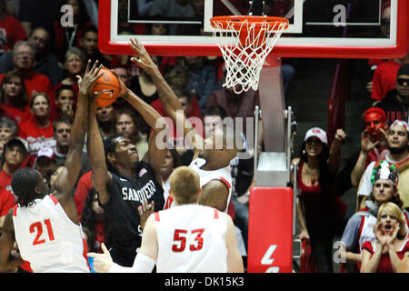 15 janvier 2011 - Albuquerque, Nouveau Mexique, États-Unis d'Amérique - San Diego State University Kawhi Leonard avant (# 15) essayer de combattre par le biais de la Lobo défenseurs. Les Aztèques ont montré leur force de battre les Lobos à 87-77 à la fosse à Albuquerque, Nouveau Mexique. (Crédit Image : © Long Nuygen/global/ZUMAPRESS.com) Southcreek Banque D'Images