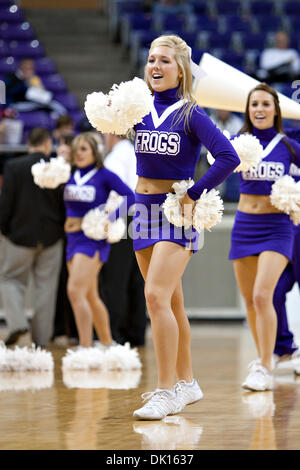 15 janvier 2011 - Fort Worth, Texas, US - TCU Cheerleaders lors d'une pause dans l'action contre le Colorado State Rams. Au semestre, TCU mène la Colorado State 35-22 à Daniel-Meyer Coliseum. (Crédit Image : © Andrew Dieb/global/ZUMAPRESS.com) Southcreek Banque D'Images